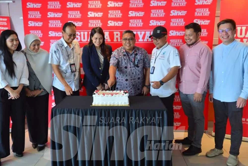 Acara memotong kek sebagai simbolik sambutan ulang tahun ke-20 Sinar Harian.