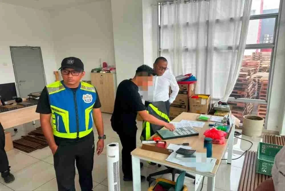 Pemeriksaan dilakukan bersama anggota MBIP dan ADUN Kota Iskandar, Datuk Pandak Ahmad. - Foto Facebook MBIP