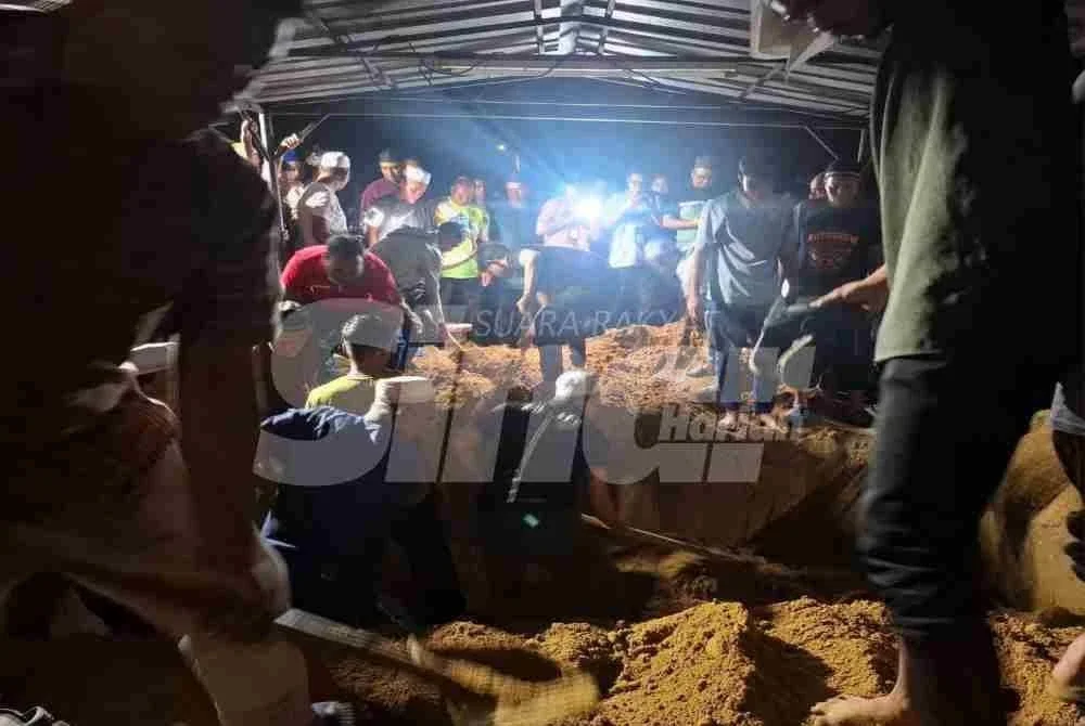 Jenazah Shaik Mohd Firdaus Shaikh Yahya, 53, yang merupakan bekas tentera bersama dua anak perempuannya, Siti Nor Sazlin, 25, dan Siti Darwisyah Auni, 12, selamat dikebumikan sekitar jam 11 malam.
