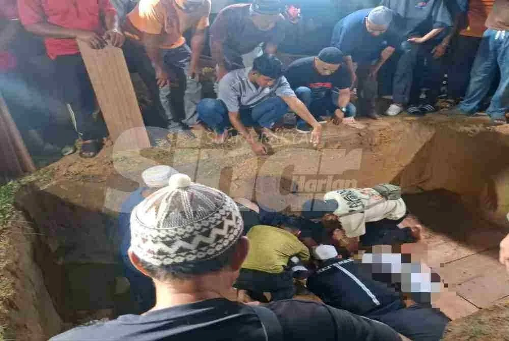 Sebahagian penduduk kampung dan kenalan yang hadir menunggu sehingga selesai proses pengebumian sebagai tanda penghormatan terakhir.