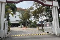 Polis menjalankan siasatan ancaman bom palsu di sebuah sekolah di Singapura. Foto CNA