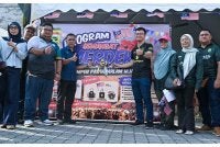 Steven (empat dari kanan) dan Alfirzamunira (tiga dari kanan) ketika perasmian Semangat Merdeka dan Kempen Pasar Malam Hijau di Pasar Malam Jalan Pandak Akhat, Batu Gajah pada Selasa.