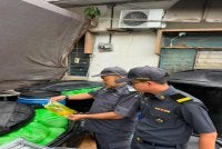 Minyak masak peket yang ditemui di premis berkenaan. Foto KPDN