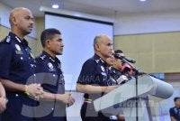 Shazeli (tiga dari kiri) ketika sidang akhbar di IPK Selangor pada Rabu.