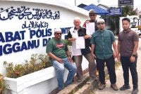 Syed Abdul Rahman (dua, kanan) membuat laporan di IPD Kuala Terengganu berhubung hantaran yang didakwa berunsur fitnah dan unsur keganasan melampau yang menjejaskan imej Pusat Asuhan Tunas Islam (Pasti).