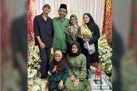 Shaik Mohd Firdaus (berdiri, dua dari kiri) dan dua anaknya Siti Nor Sazlin (duduk, kanan) dan Siti Darwisyah (duduk, kiri) maut dalam kemalangan di persimpangan lampu isyarat Maju Junction, Jalan Sultan Ismail awal pagi Rabu.