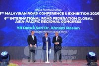 Ahmad (tengah) melakukan gimik Majlis Pra-Pelancaran Persidangan dan Pameran Jalan Raya Malaysia ke-13 Tahun 2026 dan Kongres Serantau Asia-Pasifik Global International Road Federation ke-6 di WTCKL pada Rabu. Foto: MOHD HALIM ABDUL WAHID