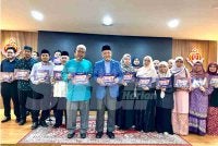 Muhammad Hana Pizi (enam dari kiri) dan kakitangan di MAIK menyatakan sokongan kepada MQH yang akan berlangsung pada hujung bulan ini. 