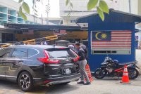 Warga JIM Kuala Lumpur hadir menziarahi keluarga mangsa kemalangan maut di IPFN HKL pada Rabu.