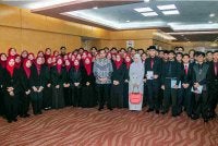 Asyraf Wajdi bergambar bersama para penerima tajaan pada Program Pra-Pelepasan Tajaan MARA ke Luar Negara Perdana 2026, pada Rabu. Bernama