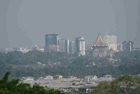 Tujuh kawasan di Sarawak merekodkan bacaan Indeks Pencemaran Udara (IPU) pada tahap tidak sihat akibat jerebu rentas sempadan setakat jam 4 petang ini. Foto fail Bernama 
