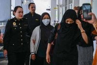 Ketua Pegawai Kewangan (CFO) sebuah universiti swasta di Nilai, Noraini Aripin (tiga, kiri) mengaku tidak bersalah di Mahkamah Sesyen di sini hari ini atas pertuduhan pecah amanah wang syarikat berjumlah RM6.56 juta, sejak September 2025 hingga April lepas. Foto Bernama