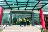 Bukan sahaja bendera dipasang terbalik, premis turut didapati beroperasi tanpa lesen MBIP. - Foto Facebook MBIP
