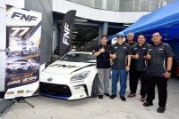Ali Imran (kiri) sempena pengenalan FNF Motorsport di Sepang.