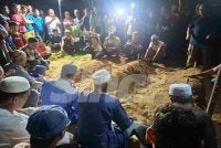 Jenazah tiga beranak yang maut dalam nahas di Jalan Sultan Ismail, Kuala Lumpur awal pagi Rabu dikebumikan dalam satu liang lahad.