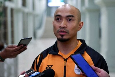 Azizulhasni bercakap kepada media ketika hadir pada Majlis Makan Malam meraikan atlet yang memenangi pingat di Sukan Komanwel Glasgow 2026. Foto Bernama