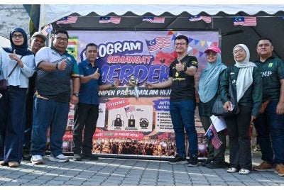 Steven (empat dari kanan) dan Alfirzamunira (tiga dari kanan) ketika perasmian Semangat Merdeka dan Kempen Pasar Malam Hijau di Pasar Malam Jalan Pandak Akhat, Batu Gajah pada Selasa.