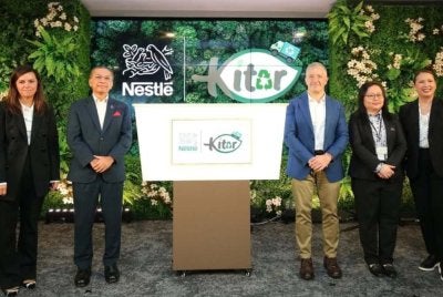 Juan Aranols (tiga dari kanan), bersama Timbalan Menteri Sumber Asli dan Kelestarian Alam, Syed Ibrahim Syed Noh (dua dari kiri), diiringi Penolong Naib Presiden Nestlé S.A. dan Ketua Kelestarian bagi Zon Asia, Oceania & Afrika, Katarzyna Grzybowska (kiri) dan Timbalan Setiausaha Bahagian (Ekonomi Kitaran) di bawah Bahagian Kemampanan Bandar, Kementerian Perumahan dan Kerajaan Tempatan (KPKT), Dr Margaret Kuyor (dua dari kanan) serta Pengarah Eksekutif Hal Ehwal Korporat Kumpulan, Nestlé Malaysia & Singapura, Raja Nurmaria Murni Raja Nur Azmi semasa pelancaran Nestlé KITAR baru-baru ini.