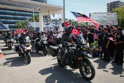 Mohd Yusoff melepaskan peserta konvoi motosikal berkuasa tinggi pada Aktiviti Riadah Bermotosikal/Sumbangan Kebajikan PDRM Bersama Ipoh Super Biker’s Club Sempena Sambutan Hari Polis Ke-219 Dan Program Flag Off Sempena Bulan Kebangsaan dan Kibar Jalur Gemilang Tahun 2026 Di Ibu Pejabat Polis Kontinjen Kelantan pada Rabu. Foto Bernama
