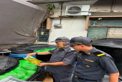 Minyak masak peket yang ditemui di premis berkenaan. Foto KPDN