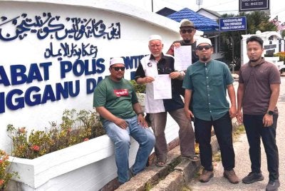 Syed Abdul Rahman (dua, kanan) membuat laporan di IPD Kuala Terengganu berhubung hantaran yang didakwa berunsur fitnah dan unsur keganasan melampau yang menjejaskan imej Pusat Asuhan Tunas Islam (Pasti).
