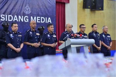 Shazeli (tengah) mengadakan sidang media di i Ibu Pejabat Polis Kontinjen (IPK) Selangor di sini pada Rabu.