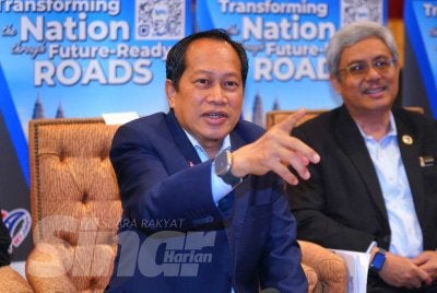 Ahmad (kiri) ketika sidang akhbar selepas Majlis Prapelancaran Persidangan Jalan Malaysia ke-13, di WTC pada Rabu.