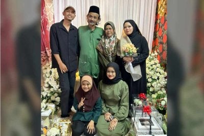 Shaik Mohd Firdaus (berdiri, dua dari kiri) dan dua anaknya Siti Nor Sazlin (duduk, kanan) dan Siti Darwisyah (duduk, kiri) maut dalam kemalangan di persimpangan lampu isyarat Maju Junction, Jalan Sultan Ismail awal pagi Rabu.