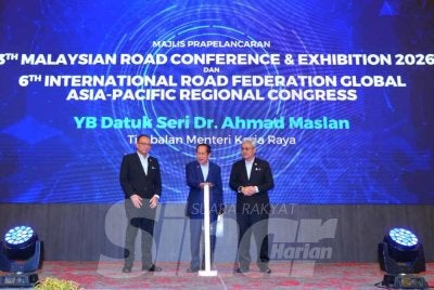 Ahmad (tengah) melakukan gimik Majlis Pra-Pelancaran Persidangan dan Pameran Jalan Raya Malaysia ke-13 Tahun 2026 dan Kongres Serantau Asia-Pasifik Global International Road Federation ke-6 di WTCKL pada Rabu. Foto: MOHD HALIM ABDUL WAHID