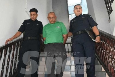 Tertuduh (tengah) mengaku tidak bersalah terhadap pertuduhan memukul muka anak saudaranya hingga cedera dalam kejadian tiga tahun lalu.