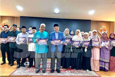 Muhammad Hana Pizi (enam dari kiri) dan kakitangan di MAIK menyatakan sokongan kepada MQH yang akan berlangsung pada hujung bulan ini. 