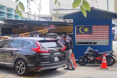 Warga JIM Kuala Lumpur hadir menziarahi keluarga mangsa kemalangan maut di IPFN HKL pada Rabu.