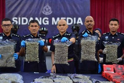 Shazeli menunjukkan antara dadah yang dirampas menerusi siri operasi dijalankan.