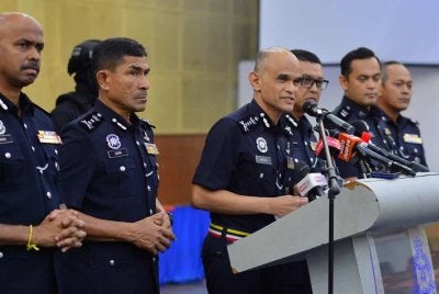 Shazeli (tengah) ketika sidang akhbar di IPK Selangor pada Rabu.