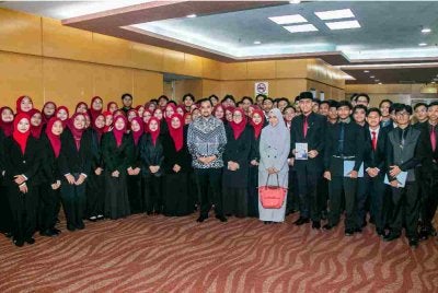 Asyraf Wajdi bergambar bersama para penerima tajaan pada Program Pra-Pelepasan Tajaan MARA ke Luar Negara Perdana 2026, pada Rabu. Bernama