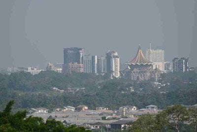 Tujuh kawasan di Sarawak merekodkan bacaan Indeks Pencemaran Udara (IPU) pada tahap tidak sihat akibat jerebu rentas sempadan setakat jam 4 petang ini. Foto fail Bernama 
