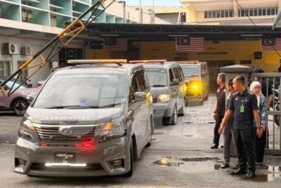 Kenderaan membawa jenazah tiga sekeluarga yang maut dalam kemalangan keluar dari IPFN HKL pada Rabu.
