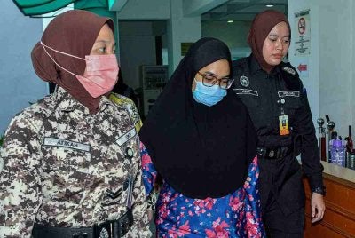 Ismanira Abdul Manaf (tengah) hadir di Mahkamah Tinggi hari ini bagi pendengaran rayuan untuk mengetepikan sabitan dan hukuman penjara lima tahun dijatuhkan terhadapnya kerana mengabaikan anaknya, Zayn Rayyan Abdul Matin, 6, sehingga menyebabkan kecederaan fizikal, tiga tahun lepas. Foto Bernama