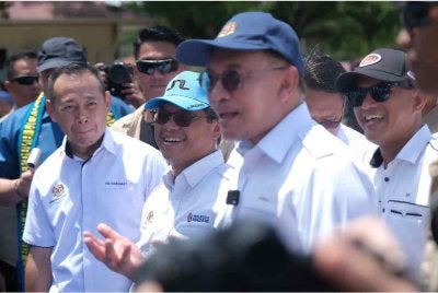 Mustapha (dua dari kiri) bersama Perdana Menteri, Datuk Seri Anwar Ibrahim dalam satu program