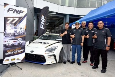 Ali Imran (kiri) sempena pengenalan FNF Motorsport di Sepang.