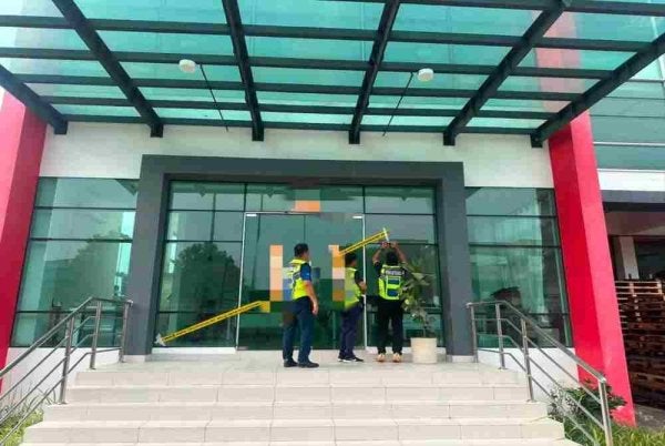 Bukan sahaja bendera dipasang terbalik, premis turut didapati beroperasi tanpa lesen MBIP. - Foto Facebook MBIP