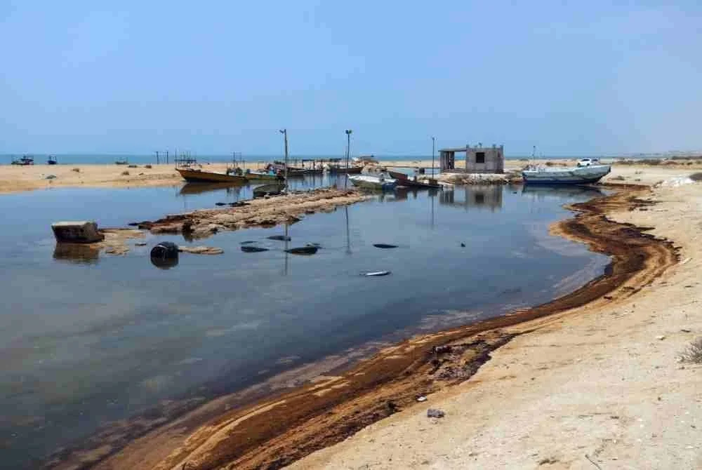 Tompokan minyak di sepanjang pantai selatan Pulau Qeshm yang berisiko menjejaskan mata pencarian komuniti nelayan.
