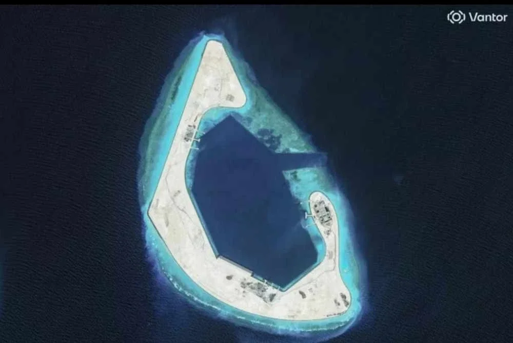Pandangan dari satelit menunjukkan Terumbu Antelope di laut Chia Selatan.