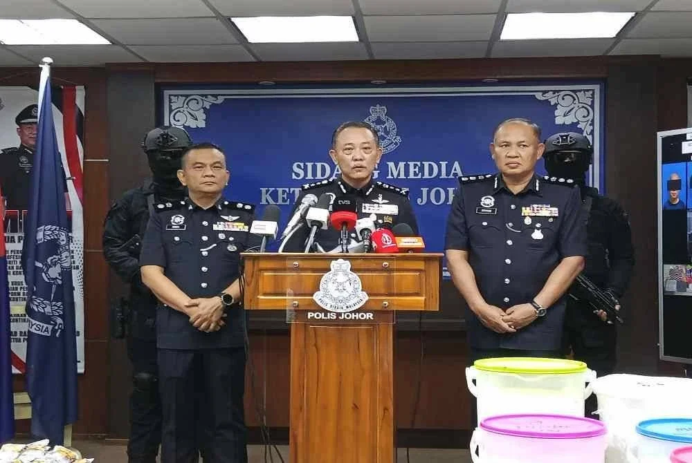 Hoo Chuan Huat (tengah) pada sidang akhbar di IPK Johor pada Khamis.