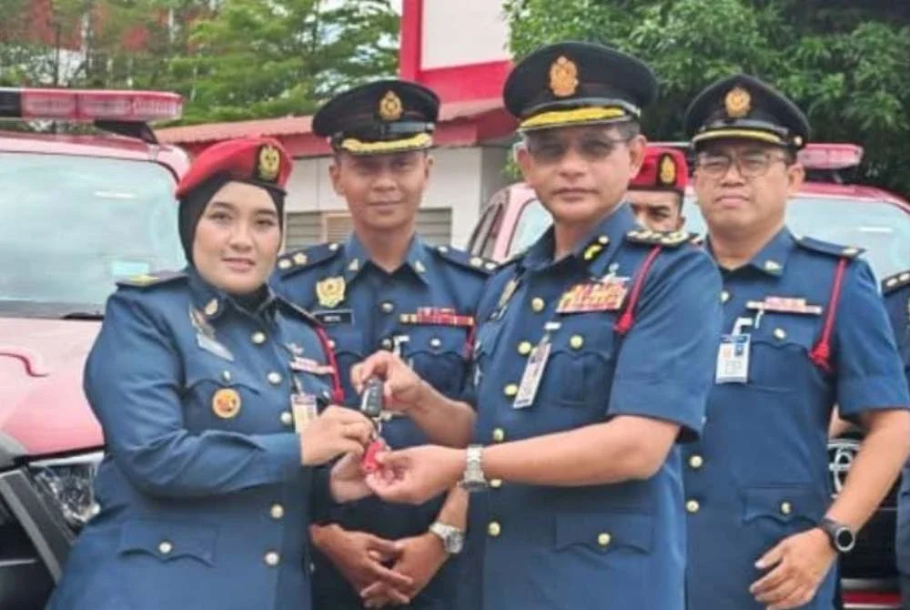 Wan Md Razali (depan kanan) berkata, penerimaan aset itu juga bertepatan dengan langkah kesiapsiagaan awal JBPM Selangor menghadapi perubahan cuaca serta peningkatan risiko hujan lebat dan banjir.