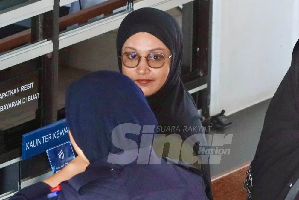 Siti Fadzhlina (kanan) mengaku bersalah terhadap pertuduhan mencekik rakan sekerjanya pada Julai lalu.
