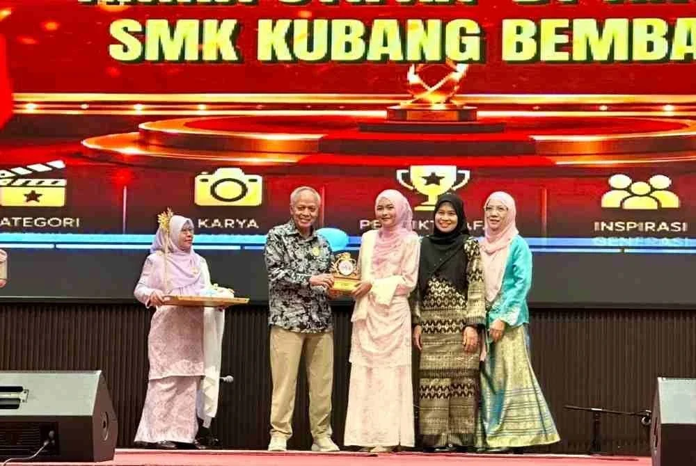 Muhammad Nasir (dua dari kiri) menyampaikan anugerah kepada pemenang skrip terbaik filem pendek, Amna Syifaa' Anuar (tengah) dari Sekolah Menengah Kebangsaan Kubang Bemban.
FOTO: ADILA SHARINNI WAHID