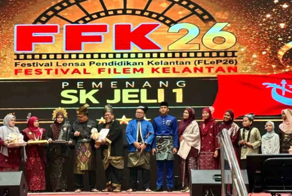 Wakil dari SK Jeli 1 yang menerima anugerah disampaikan pada majlis yang diadakan di Bachok. FOTO: ADILA SHARINNI WAHID
