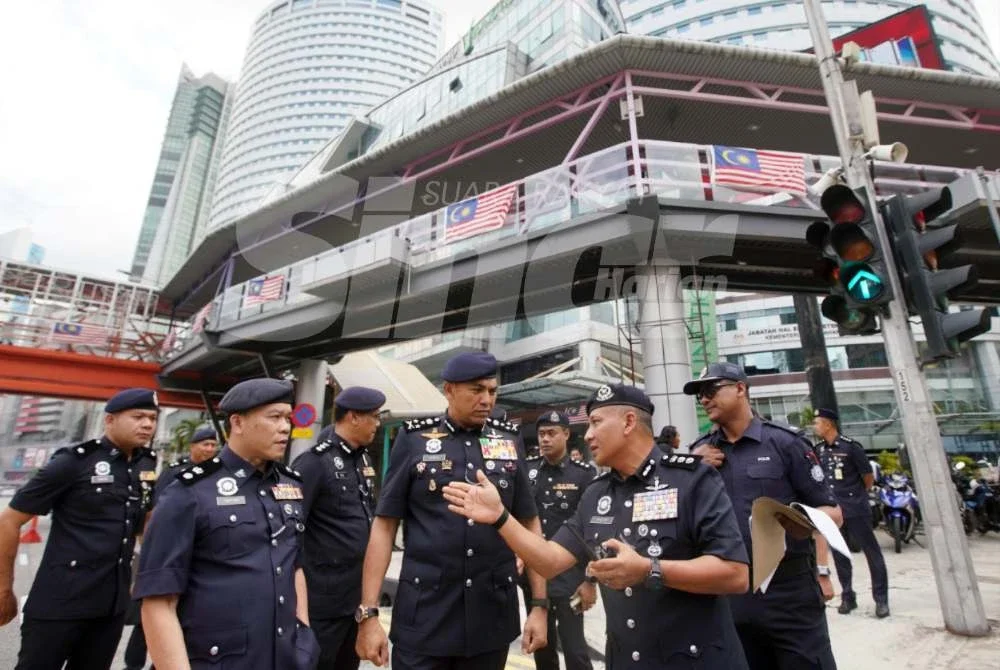 Muhammed Hasbullah (tengah) mendengar taklimat daripada Mohd Zamzuri ketika tinjauan JSPT di lokasi kemalangan maut di Jalan Sultan Ismail, Kuala Lumpur pada Khamis. Foto: ROSLI TALIB