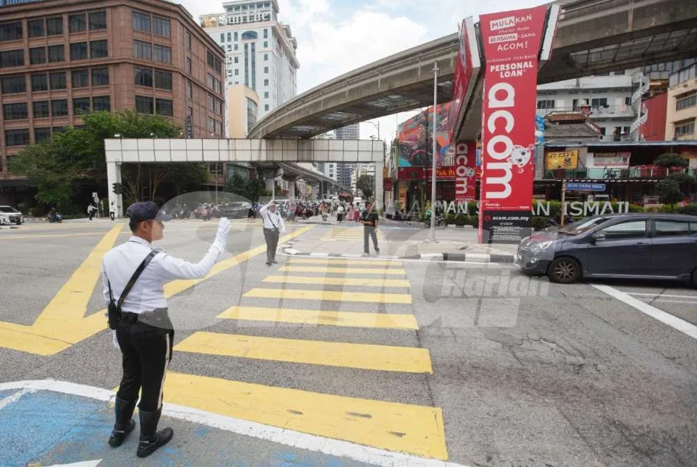 Anggota JSPT Kuala Lumpur melaksanakan pemantauan lalu lintas di Jalan Sultan Ismail pada Khamis. Foto: ROSLI TALIB